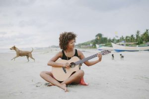 Gitarre spielen am Strand